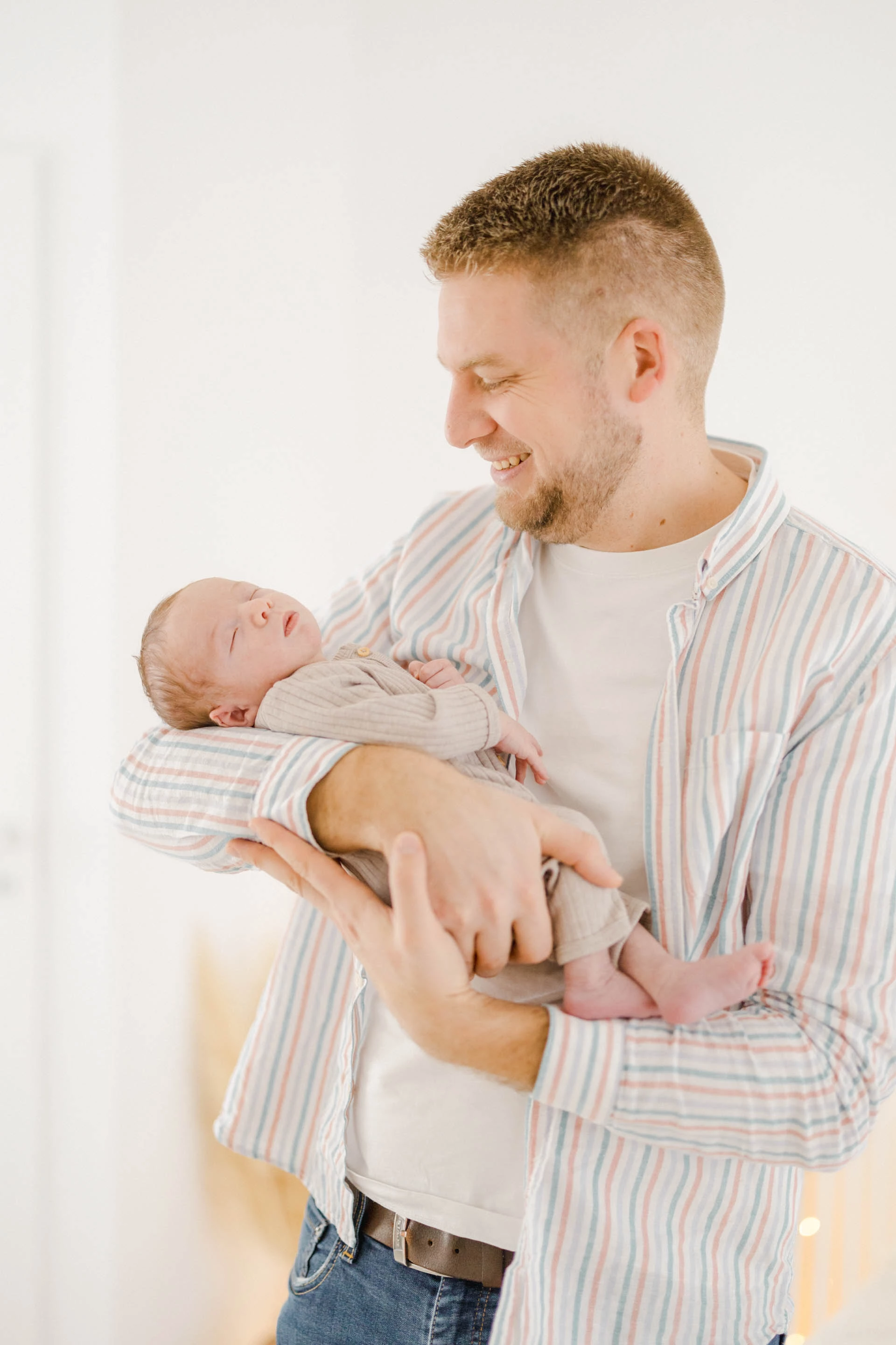 main enfant bonheur amour gris