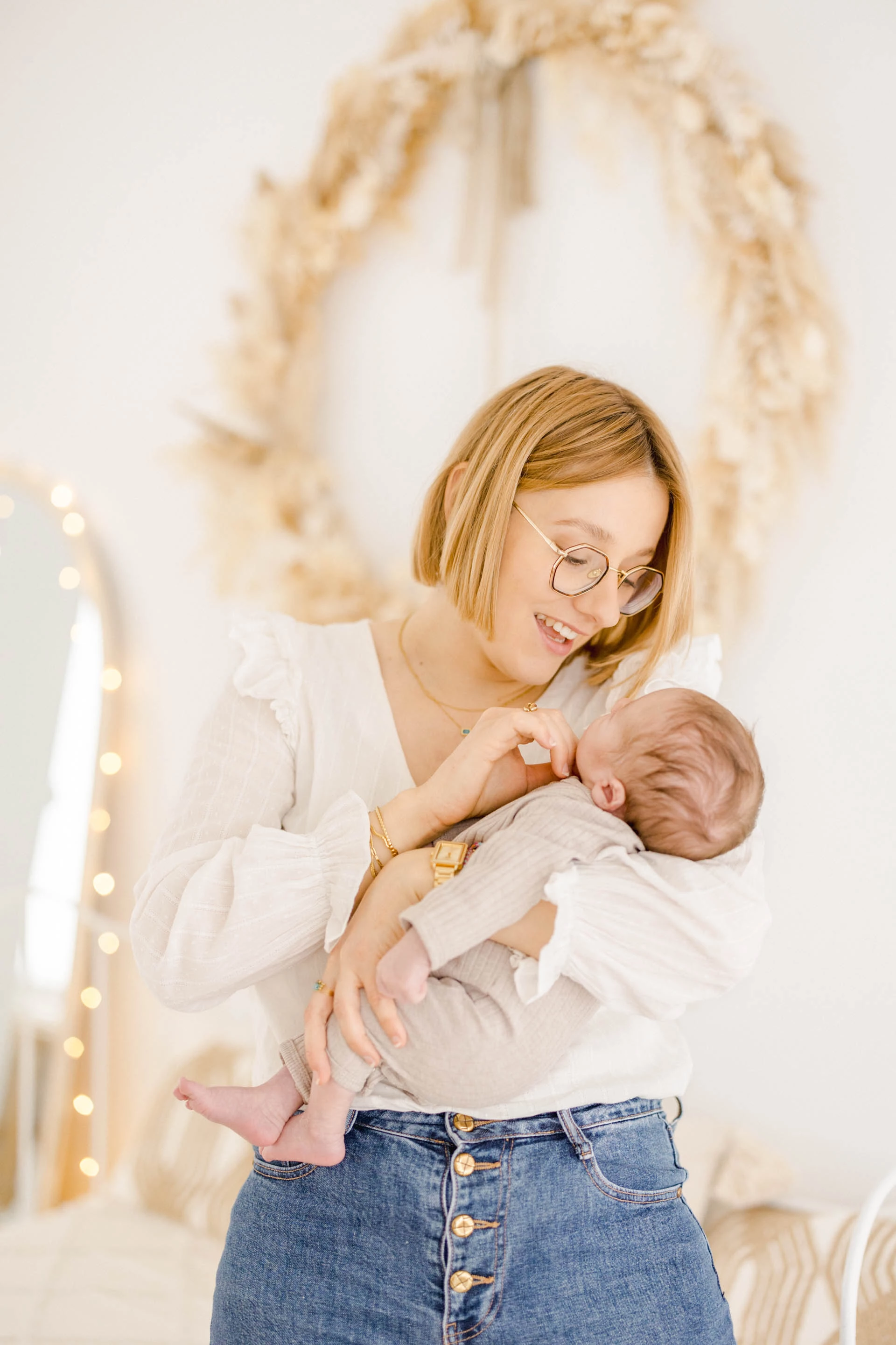 main bonheur enfant amour gris