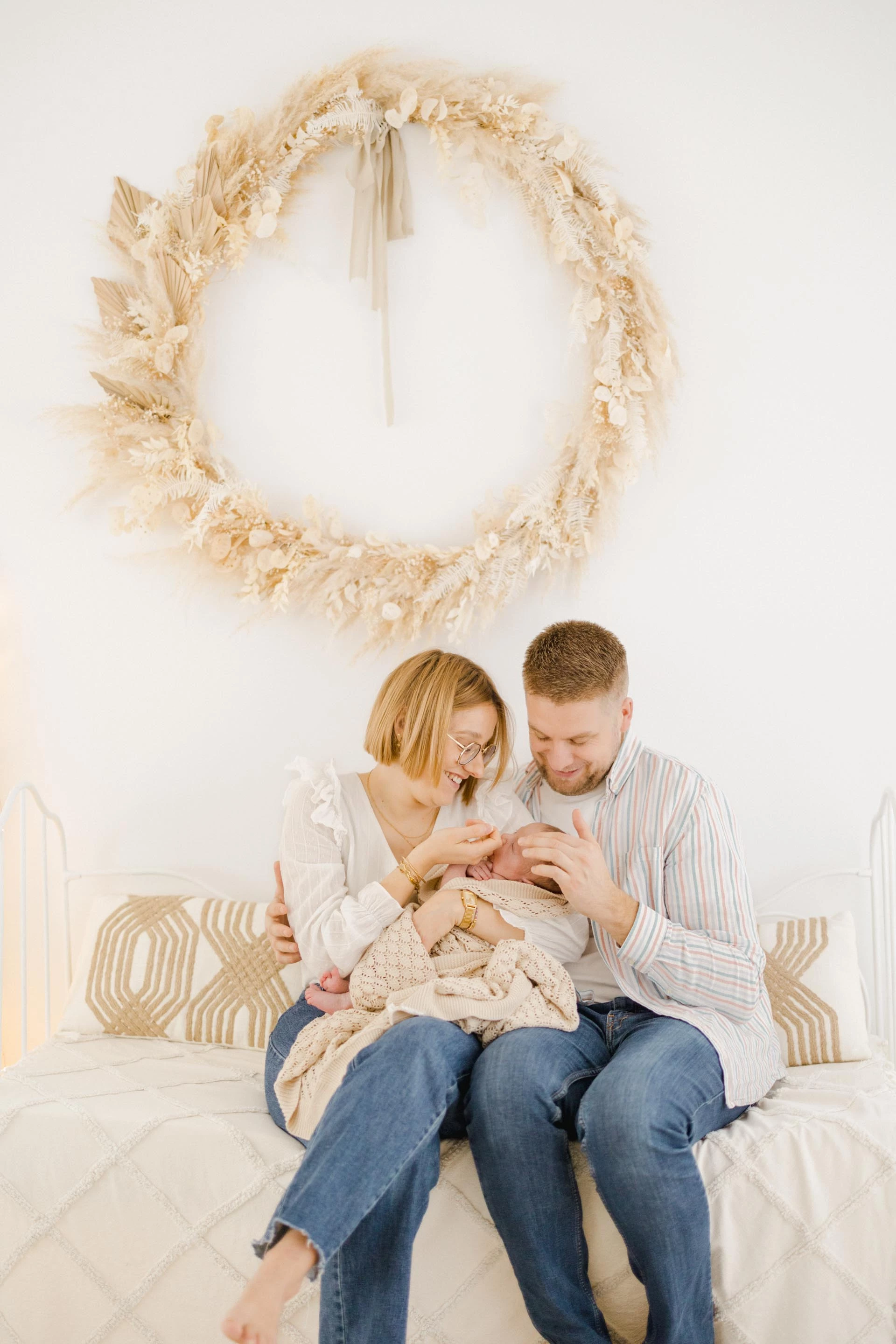 bonheur enfant amour coussin marron