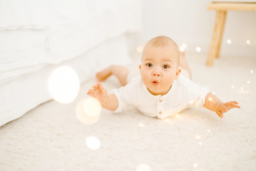 enfant bonheur beige orange marron