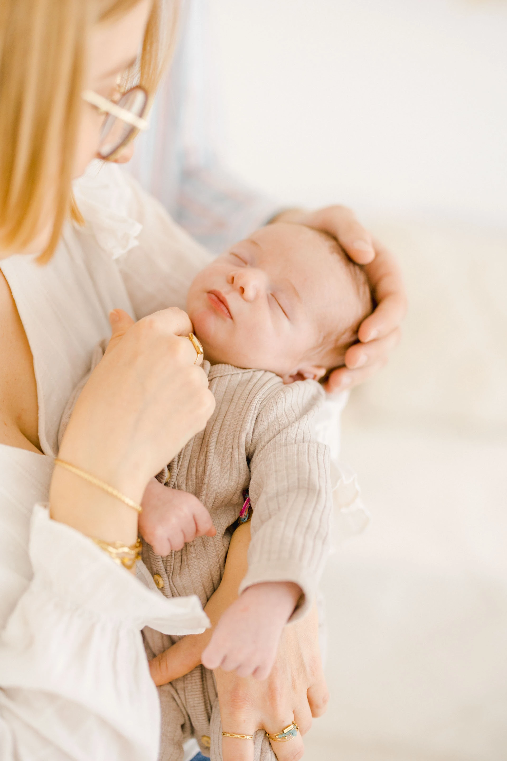 main enfant bonheur gris marron