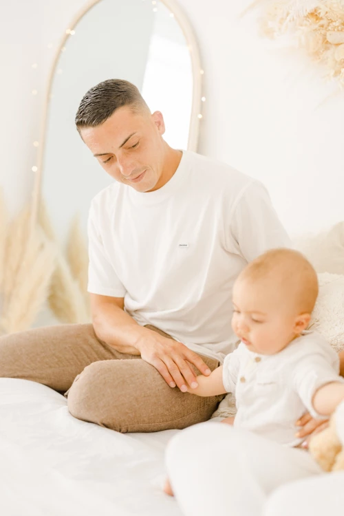 main bonheur enfant beige gris