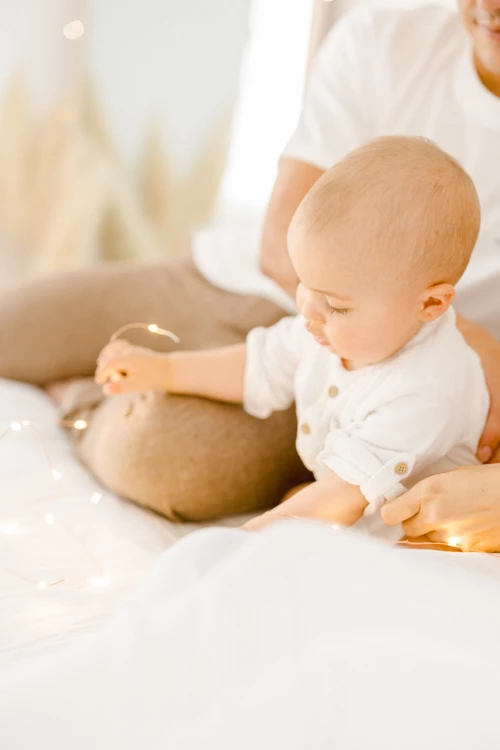 enfant bonheur beige marron rose