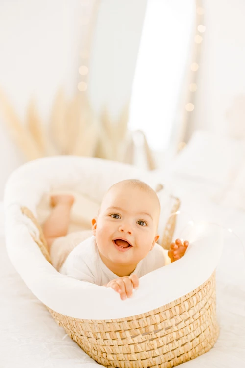 enfant sourire bonheur panier beige