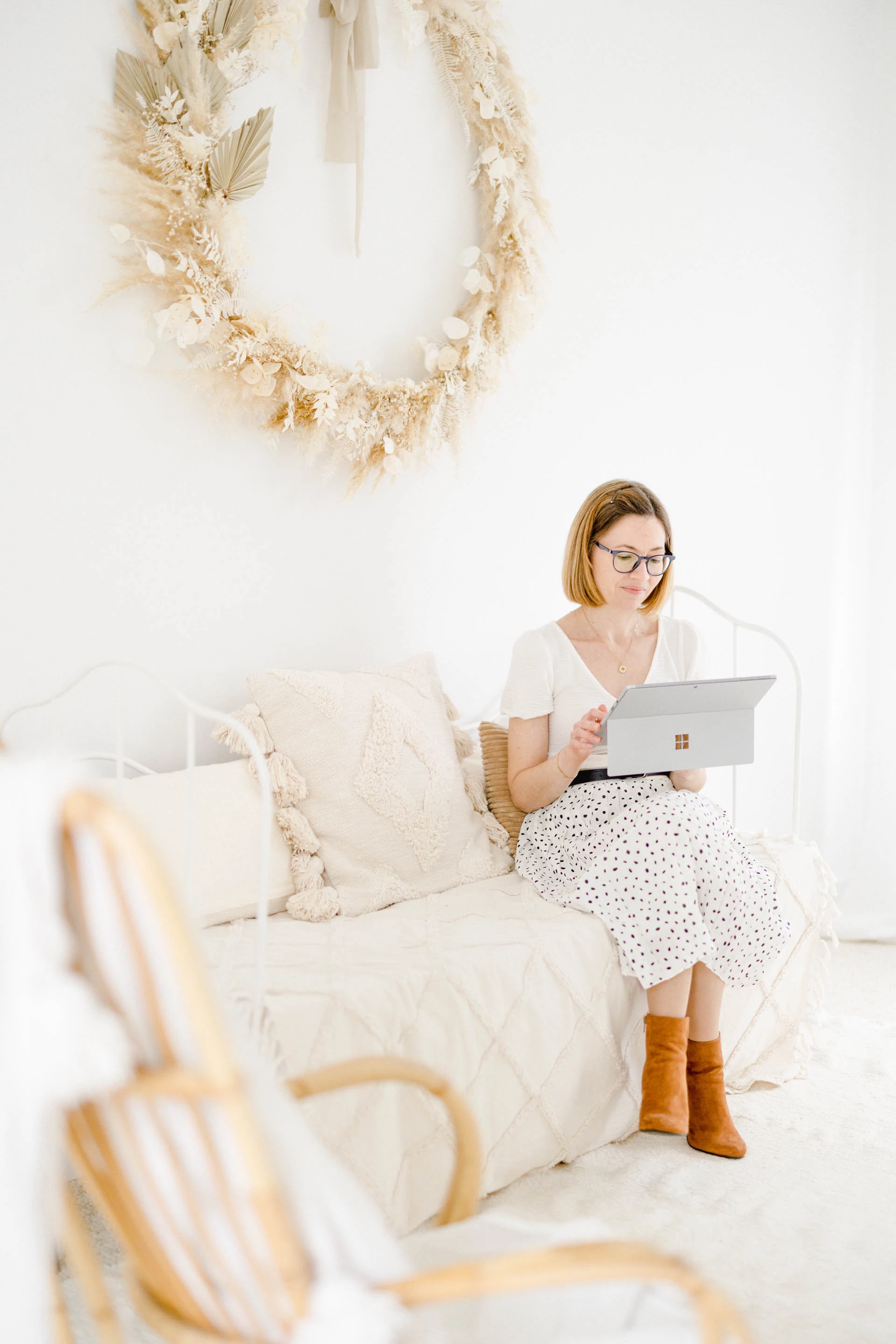 meubles éclairage rose beige gris