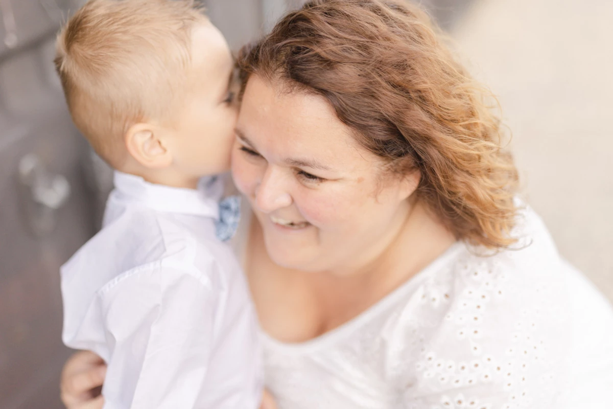 bonheur enfant amour gris extérieur