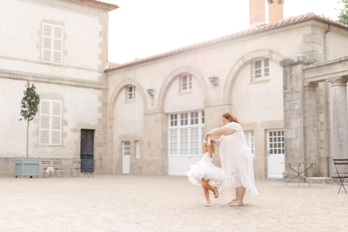 cour robe mariage gris château