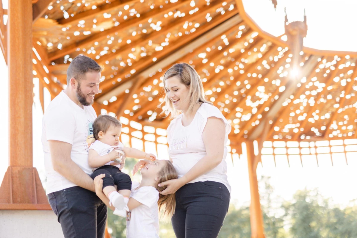 bonheur enfant amour famille beige