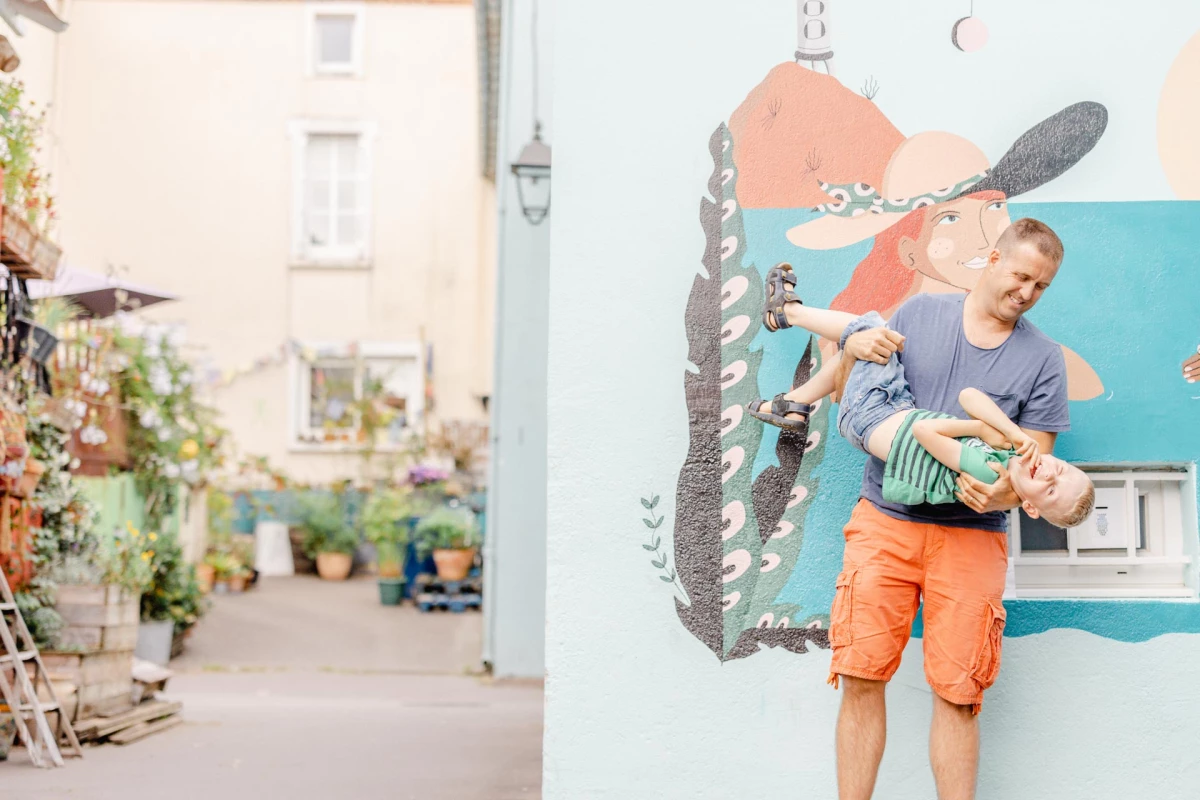 enfant bonheur gris marron extérieur