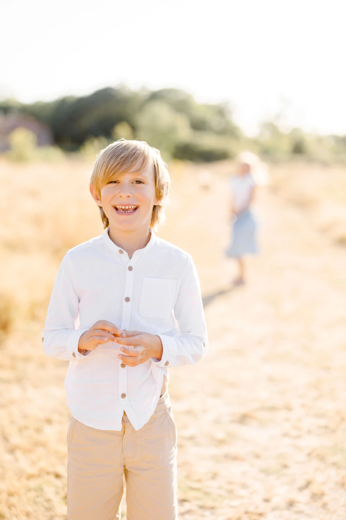 bonheur sourire enfant bouton beige