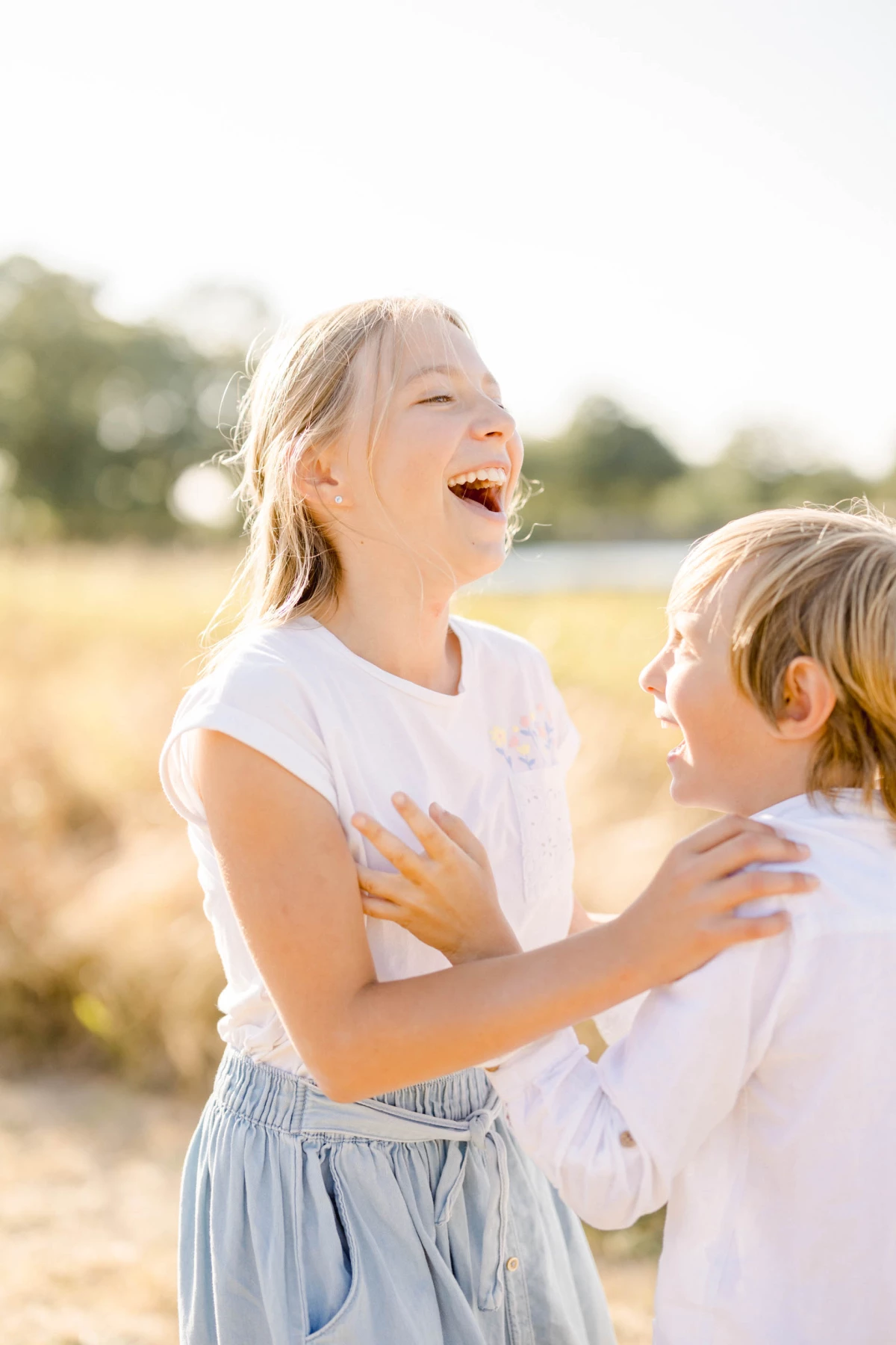 bonheur sourire enfant geste gris