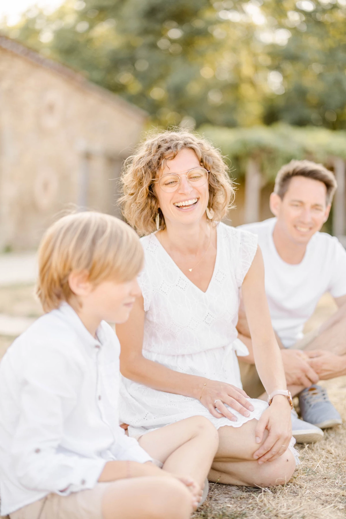 bonheur sourire enfant gris marron