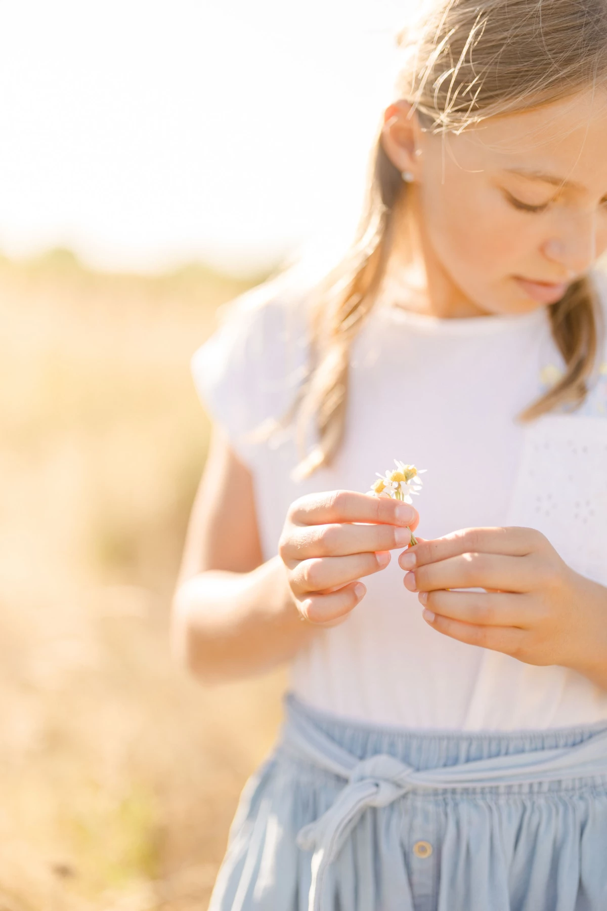 enfant rose bonheur marron gris
