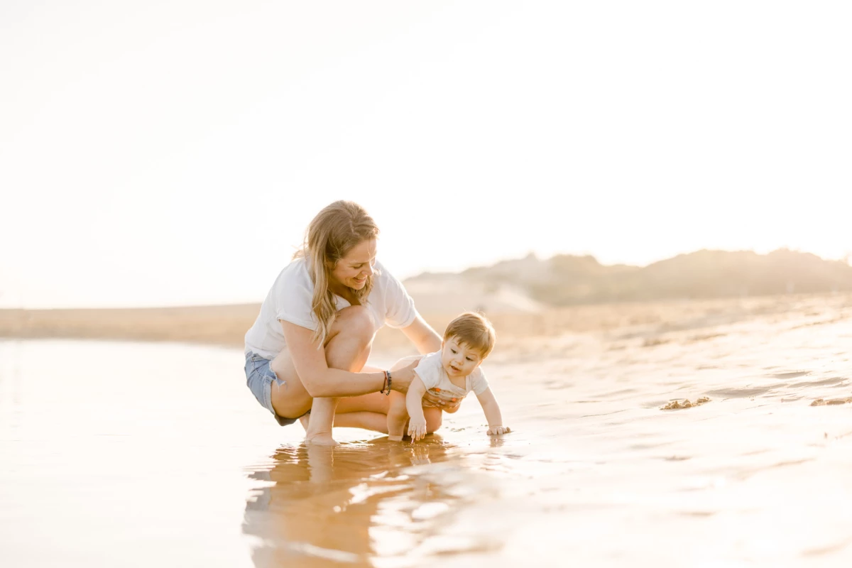 bonheur enfant plage sable beige