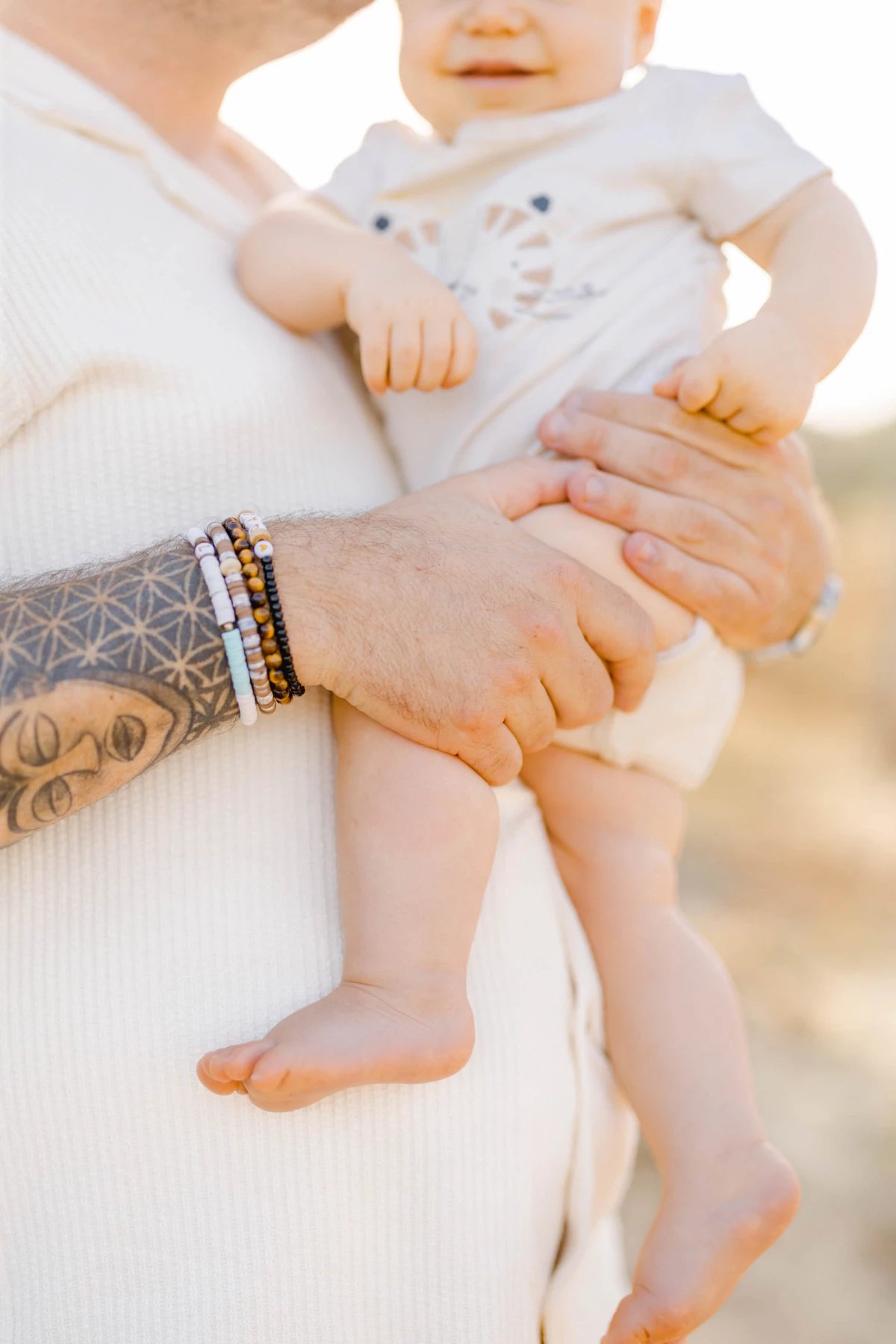 main bonheur enfant amour gris