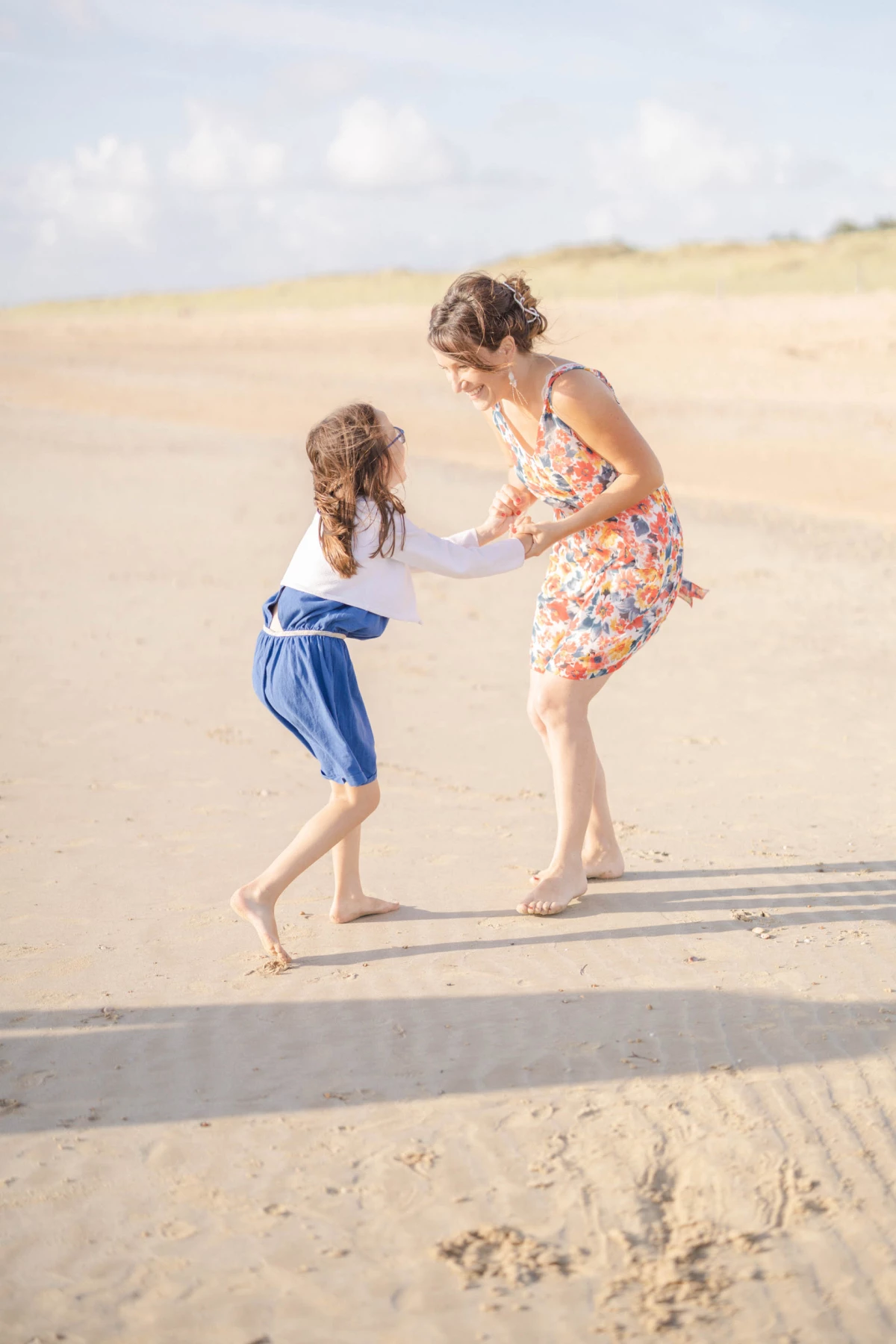 main bonheur plage enfant sable