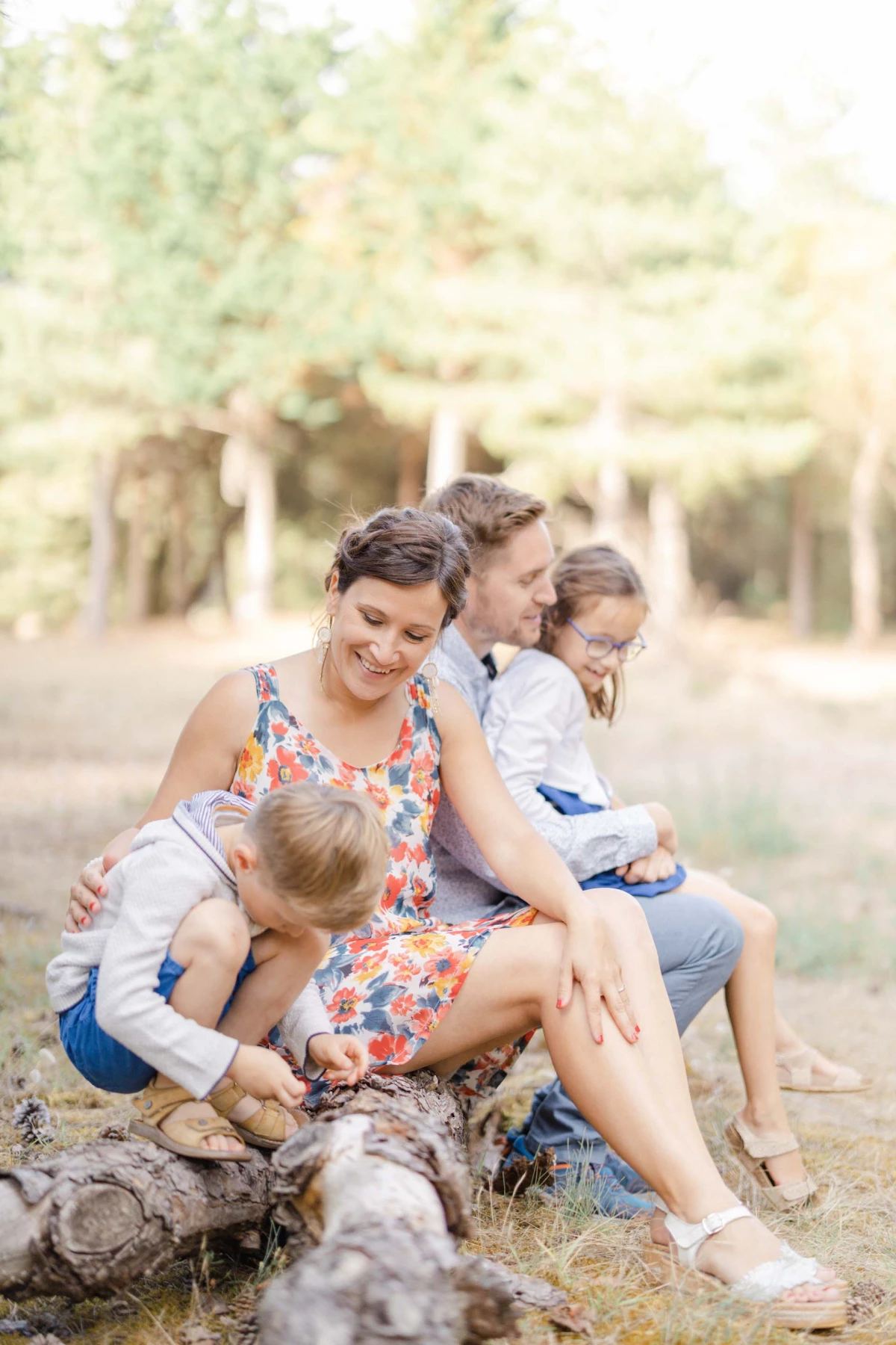 bonheur sourire enfant gris marron