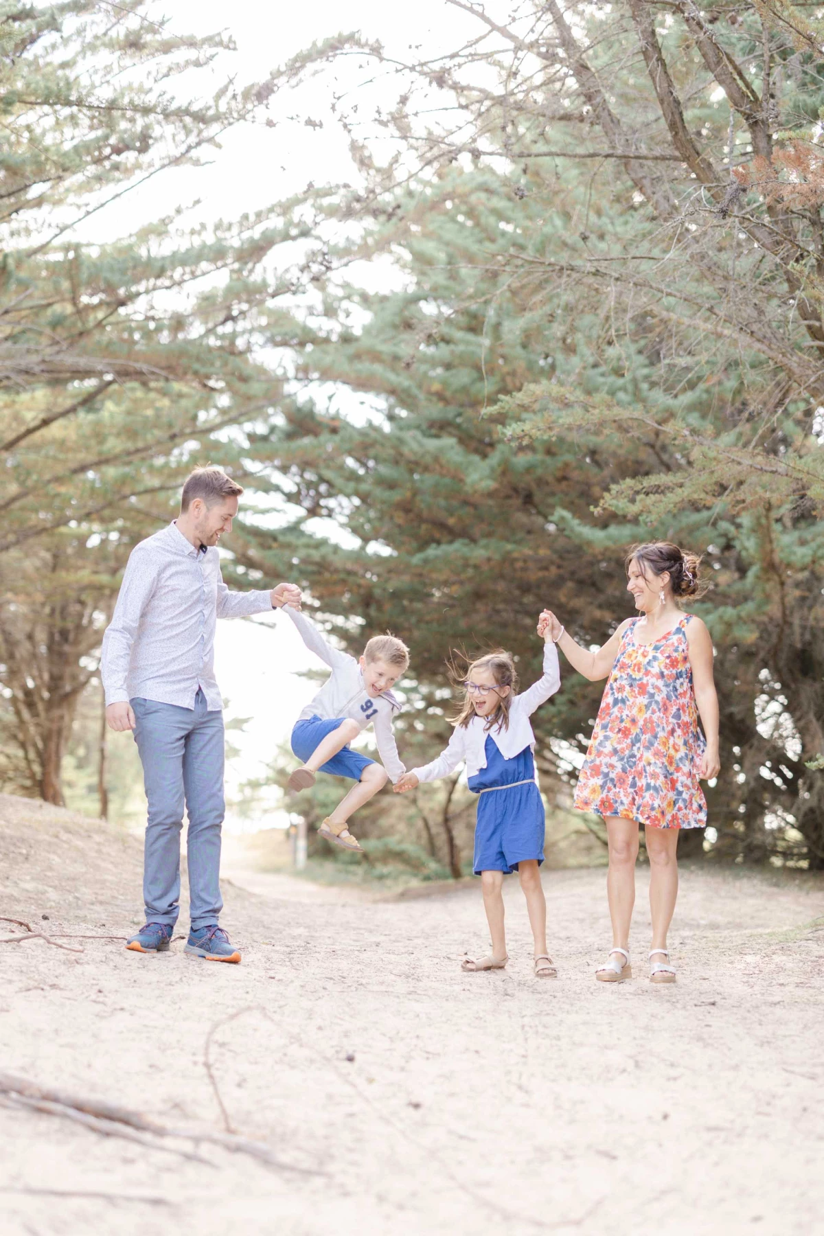 bonheur enfant sourire gris nature