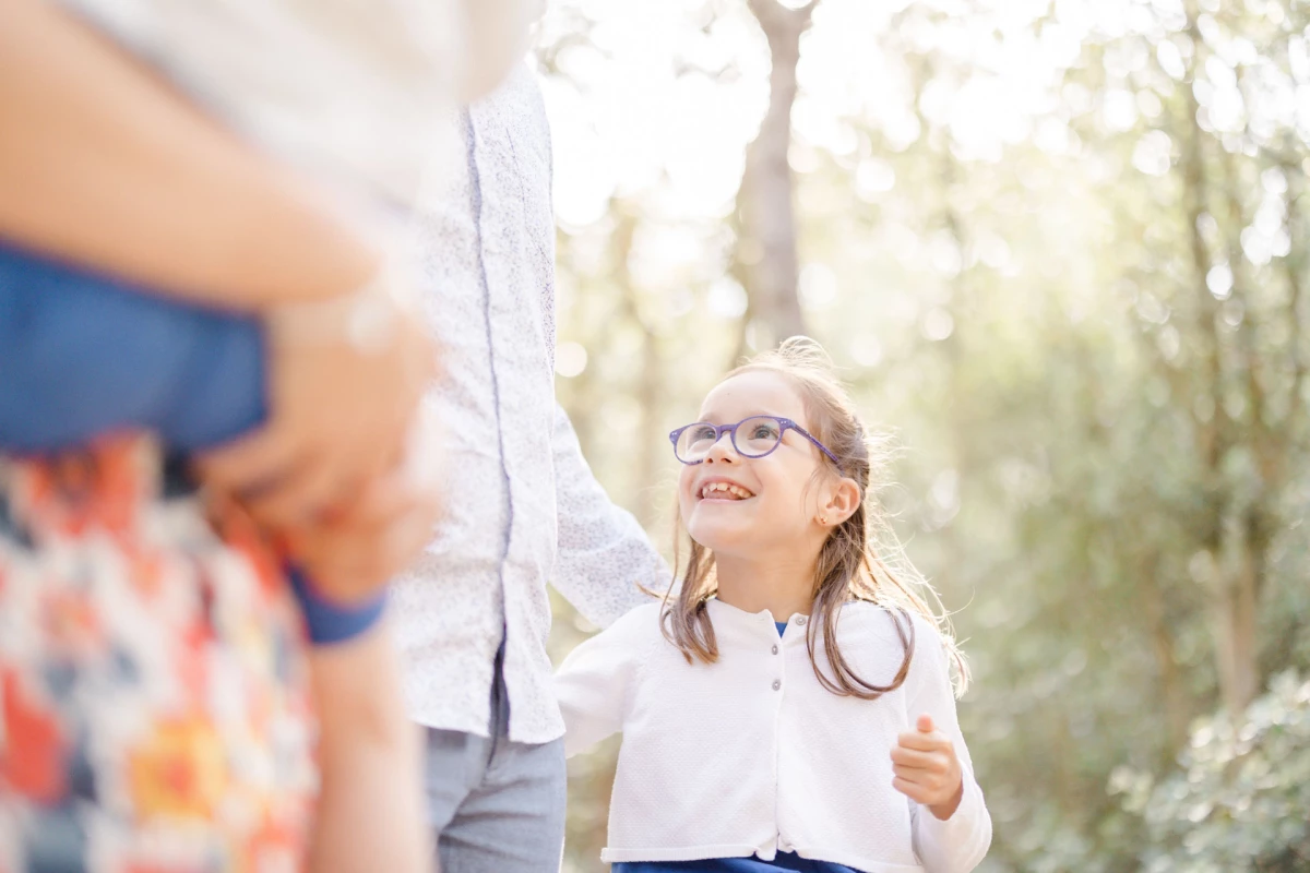 lunettes cheveux bonheur sourire gris