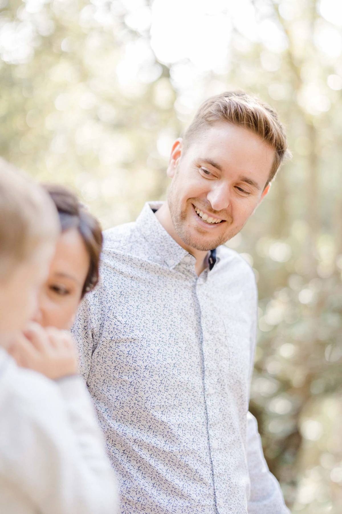 cheveux bonheur sourire chemise gris