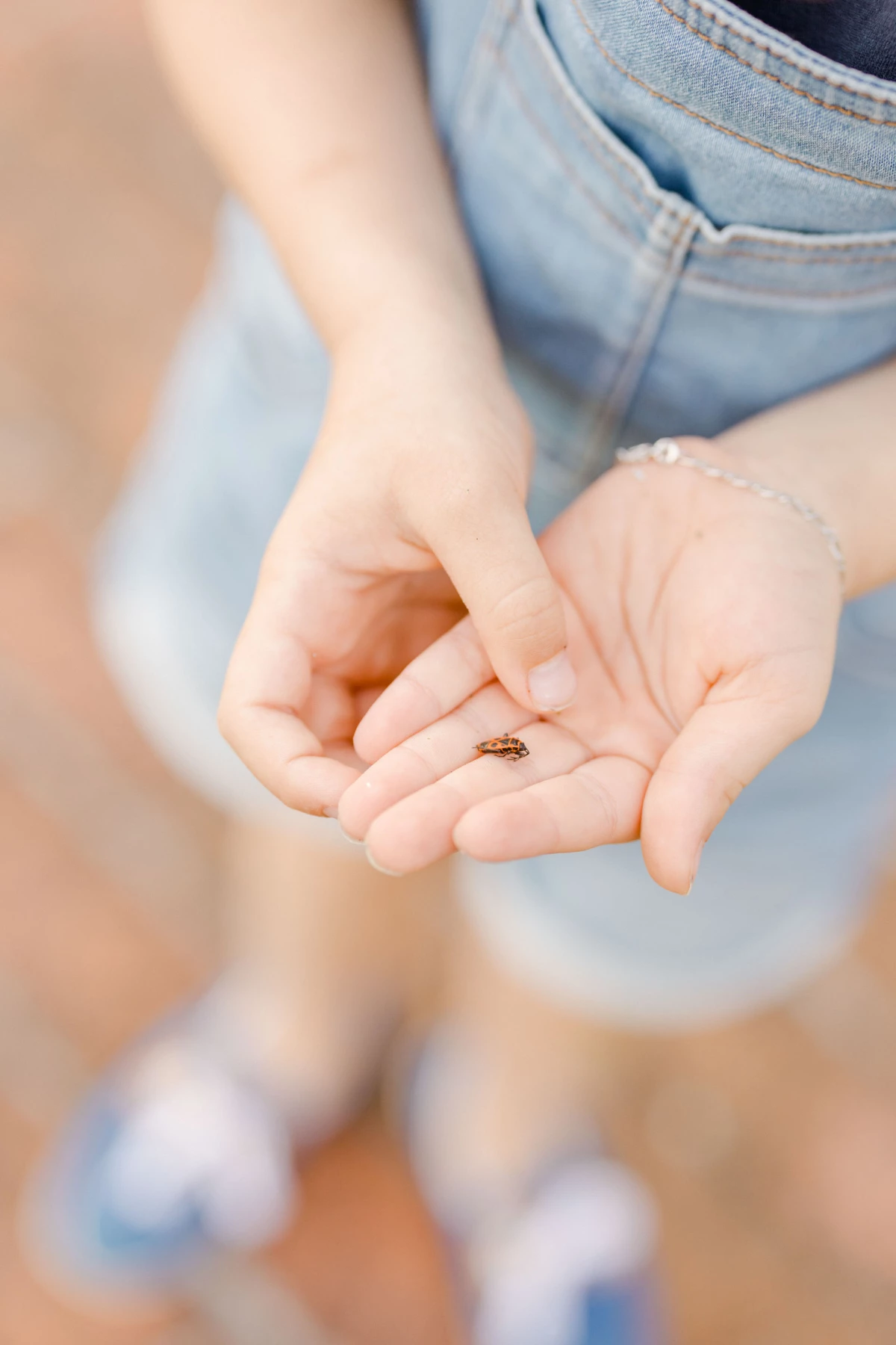 main poignet bijoux bague de fiançailles geste