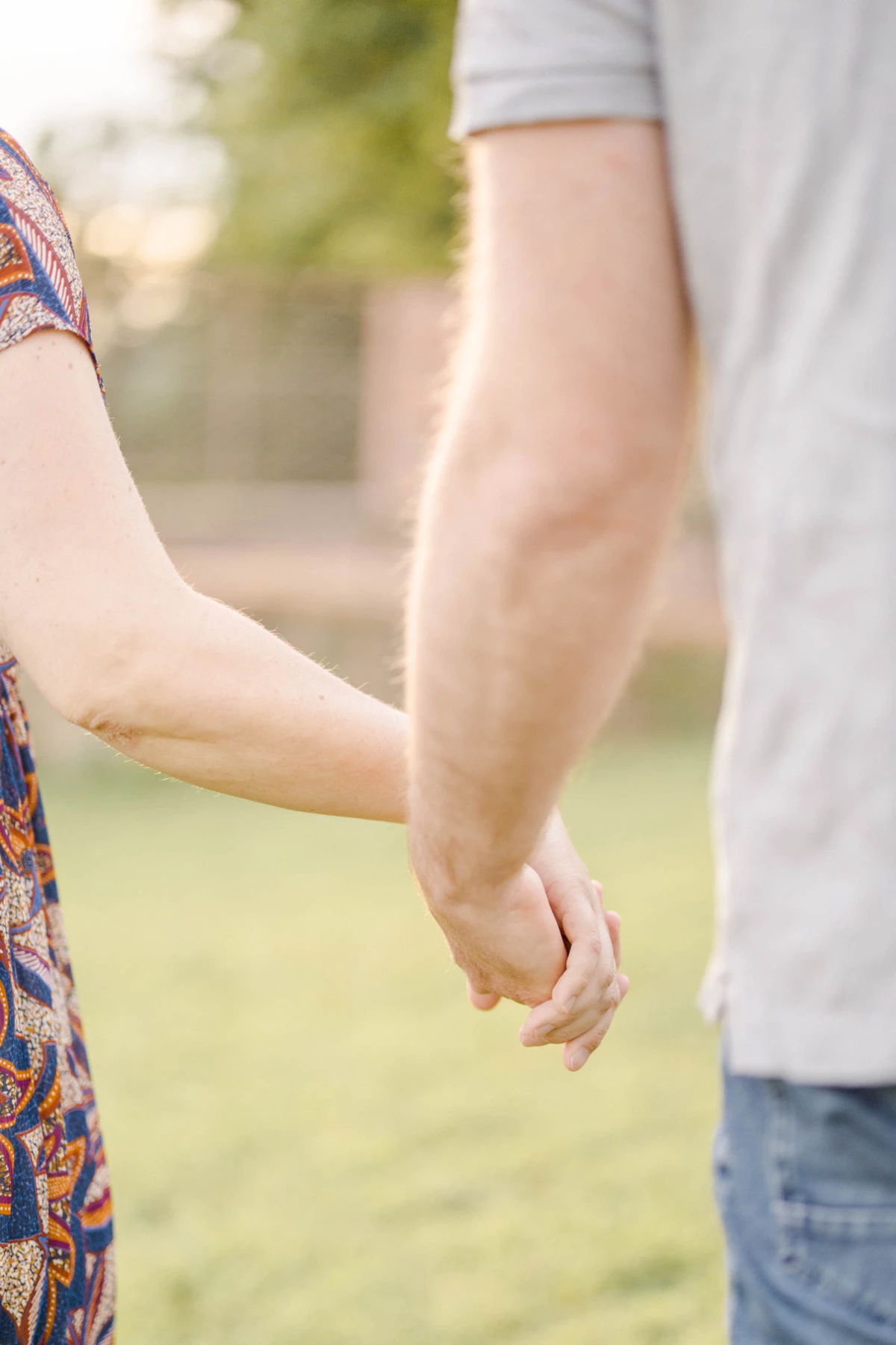 amour geste se tenir la main bonheur romance