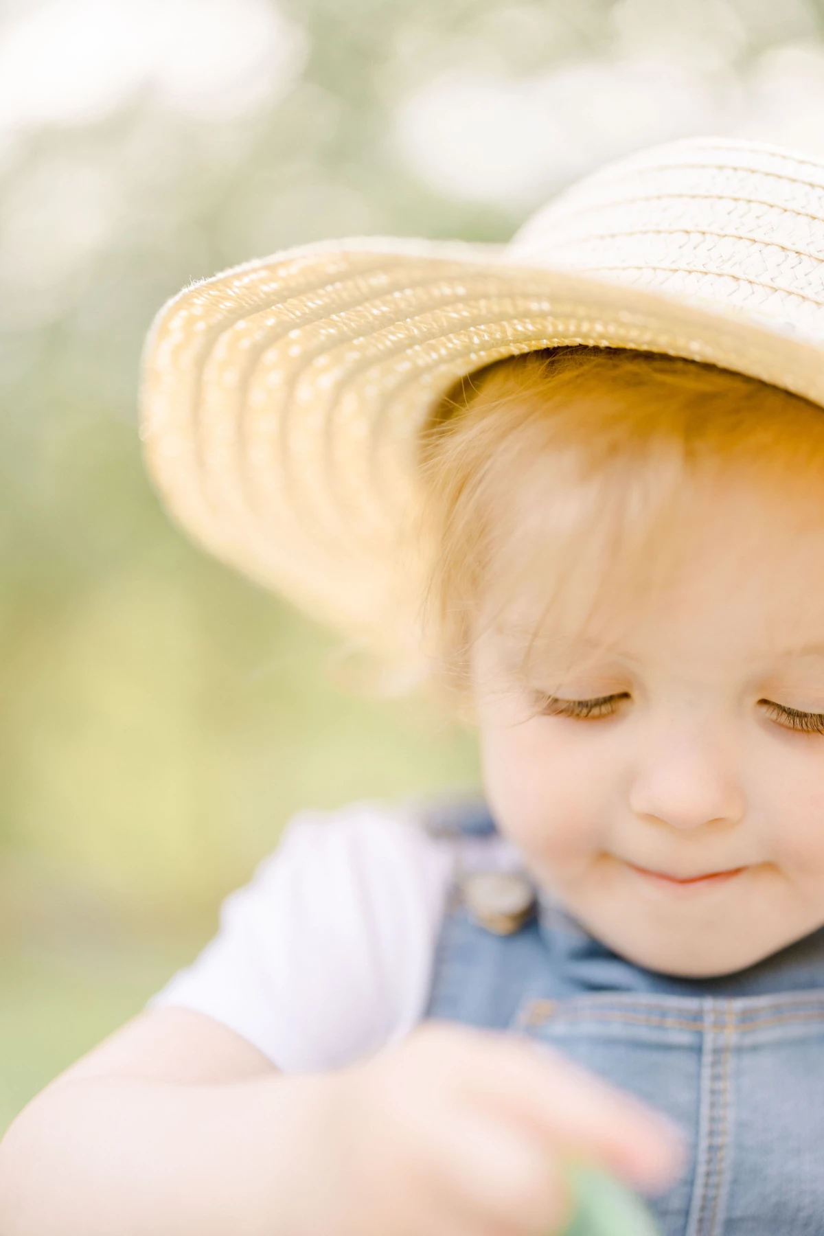 enfant bonheur chapeau de soleil marron gris