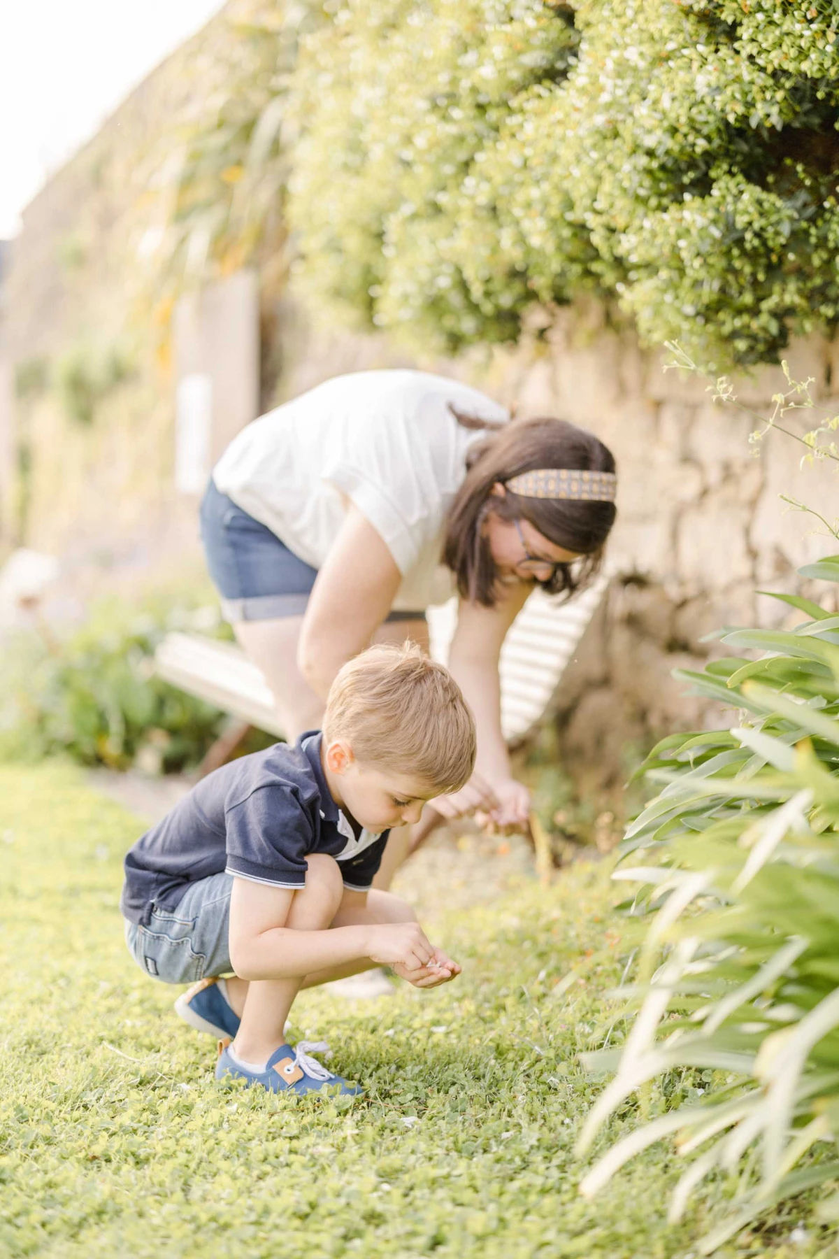 main bonheur enfant beige marron