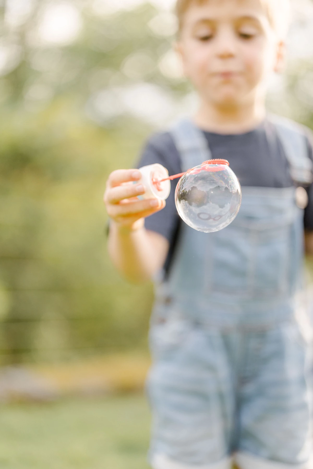 main enfant bonheur jouer gris