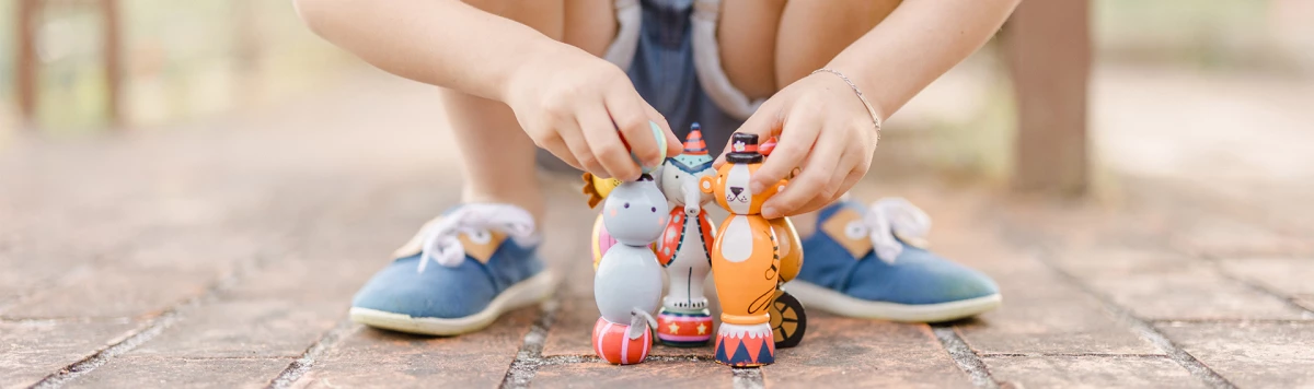 jouet enfant gris marron