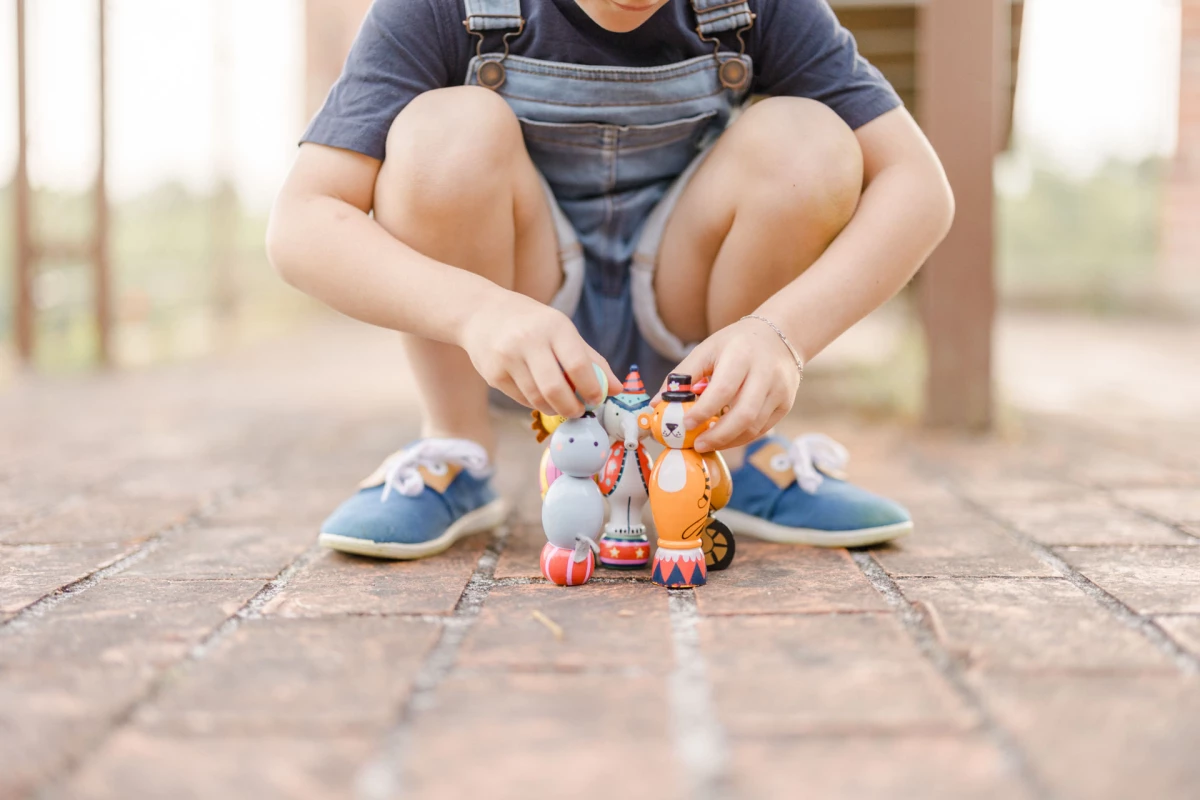 baskets enfant jouet gris marron