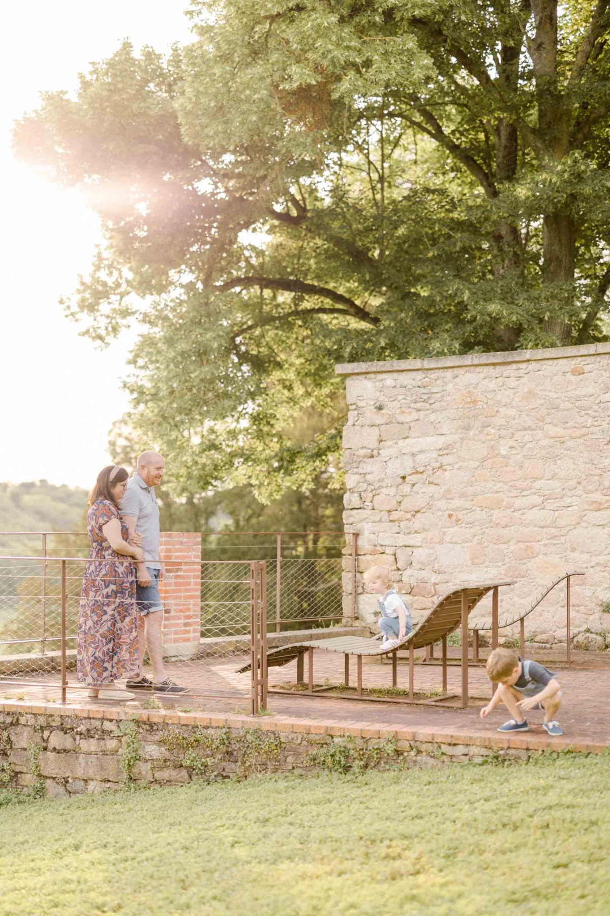 jardin mur de pierre passerelle marron beige