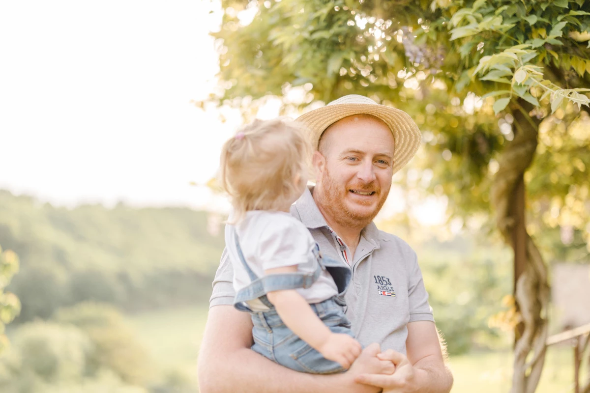 sourire bonheur chemise enfant marron