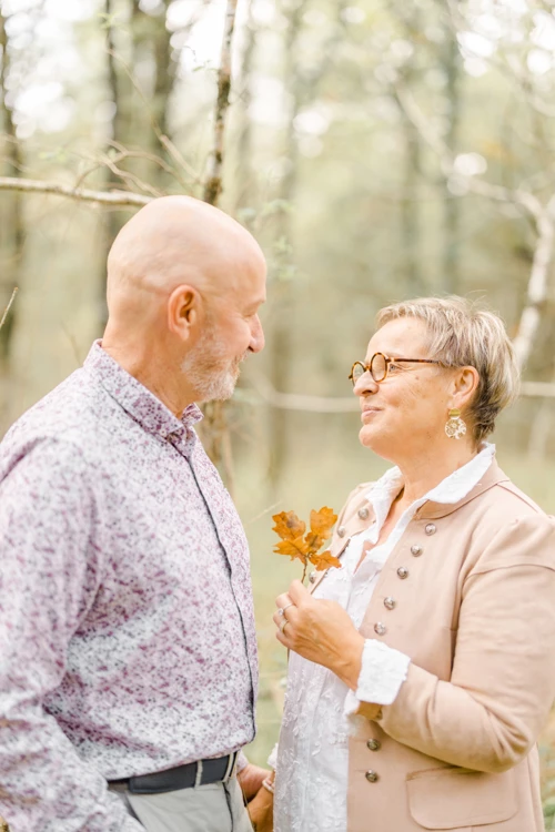 bonheur amour se tenir la main geste romance