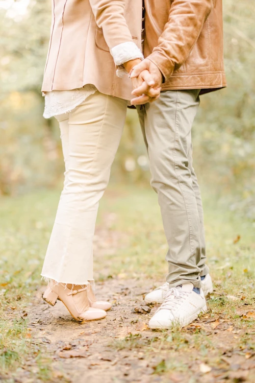 se tenir la main beige marron gris nature