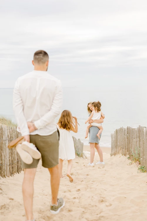 bonheur plage sable se tenir la main gris
