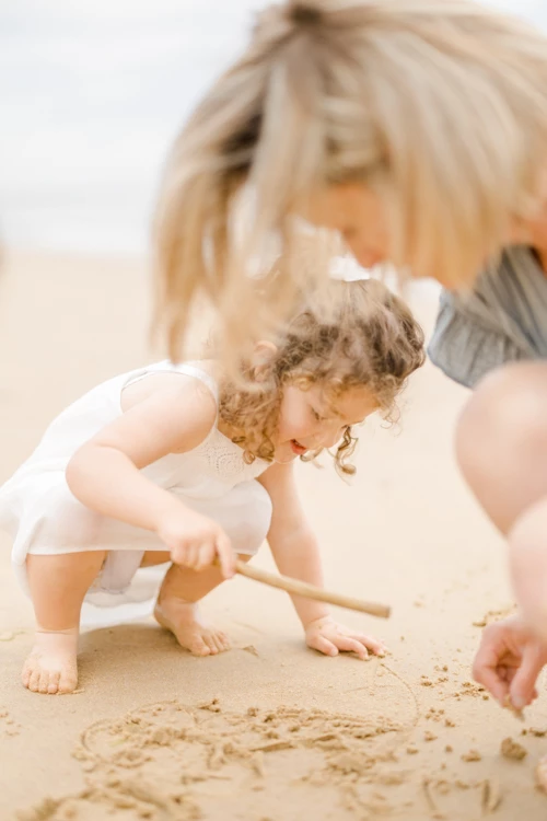 sable bonheur enfant plage marron