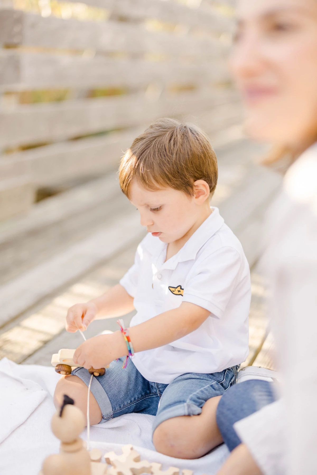 main enfant bonheur jouer gris