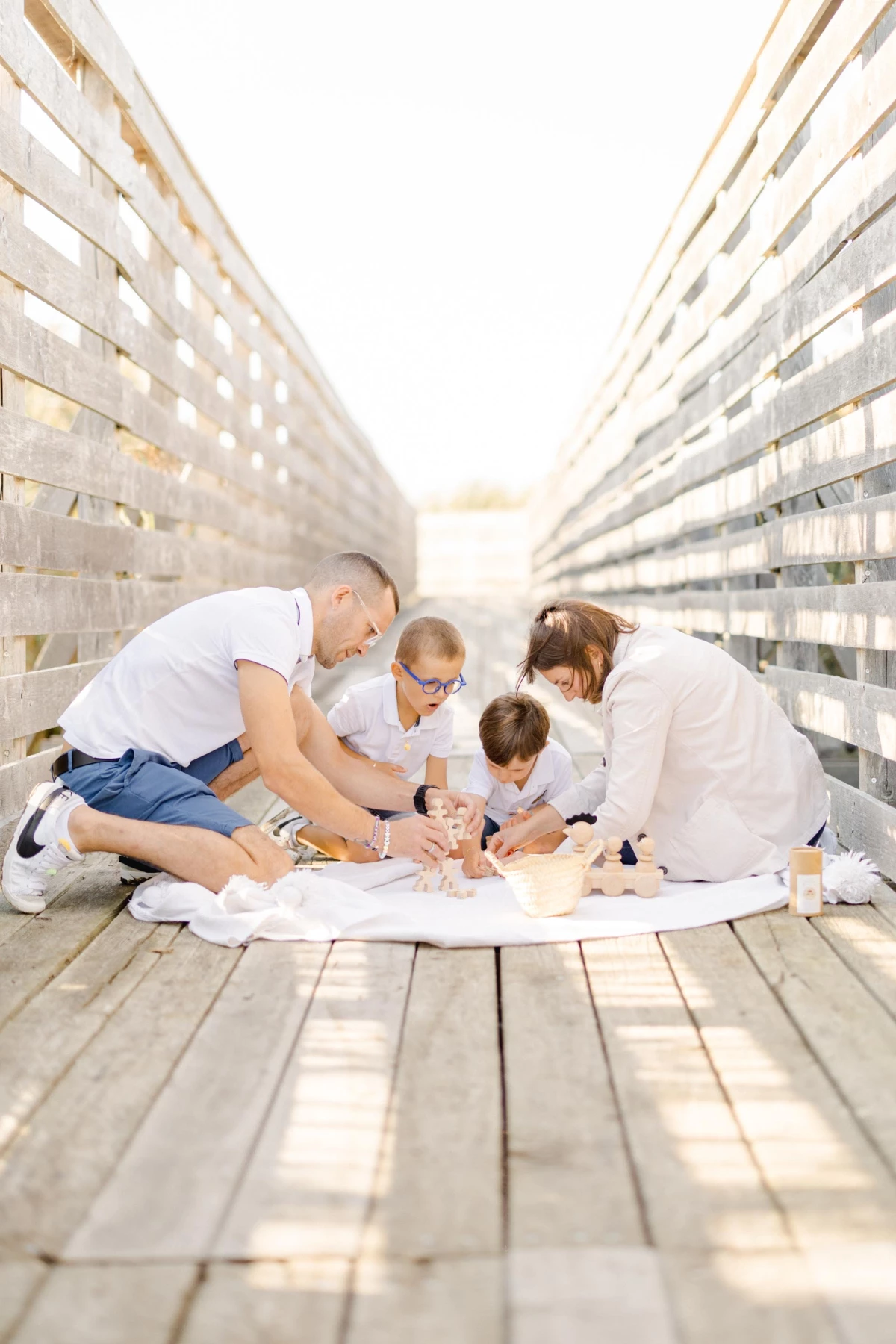 enfant bonheur gris marron