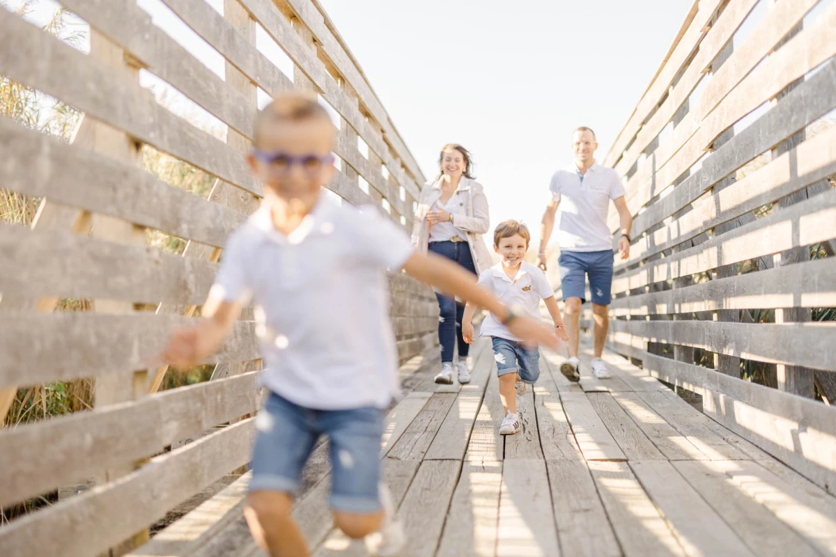 bonheur enfant planche se tenir la main gris