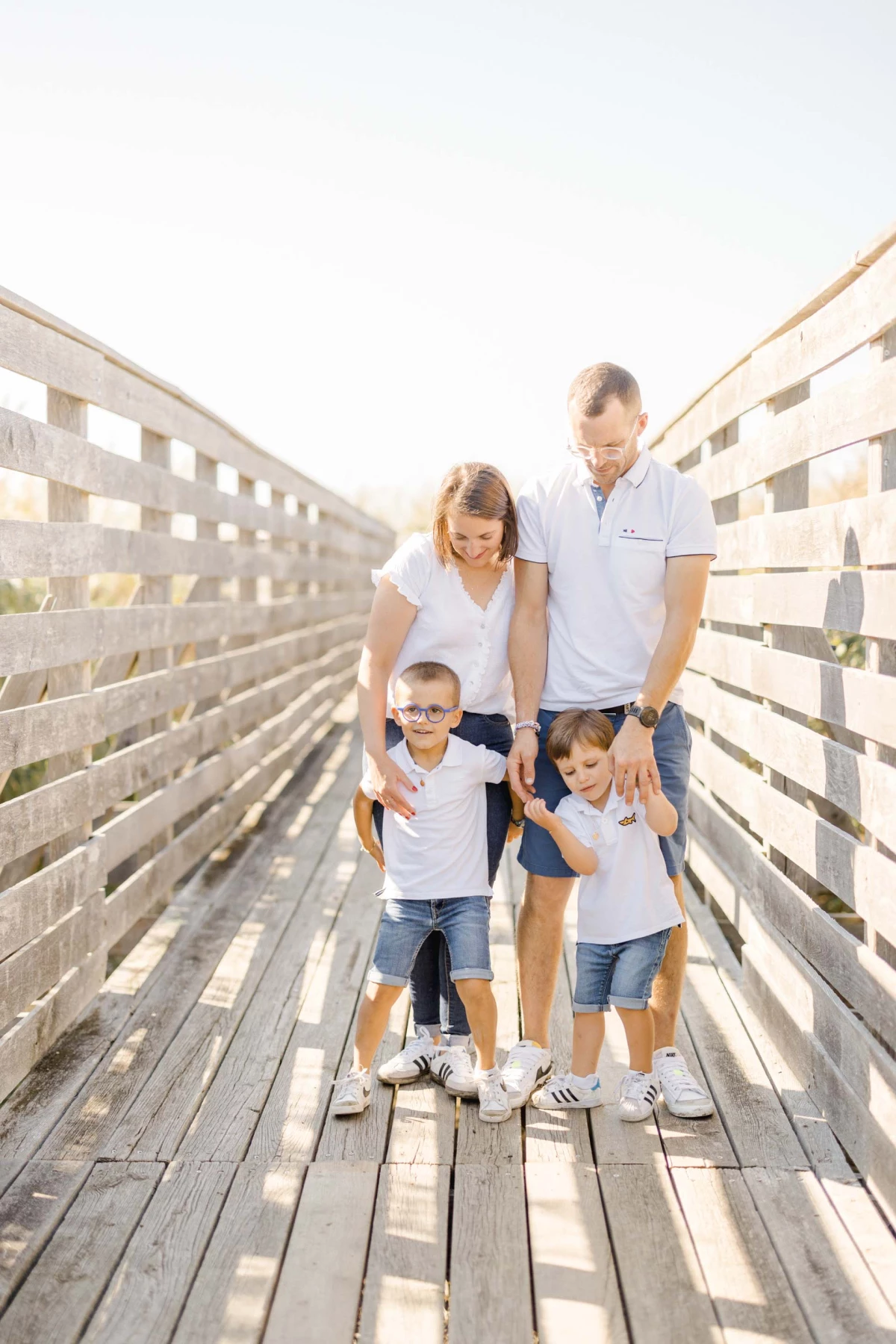 bonheur enfant sourire se tenir la main gris
