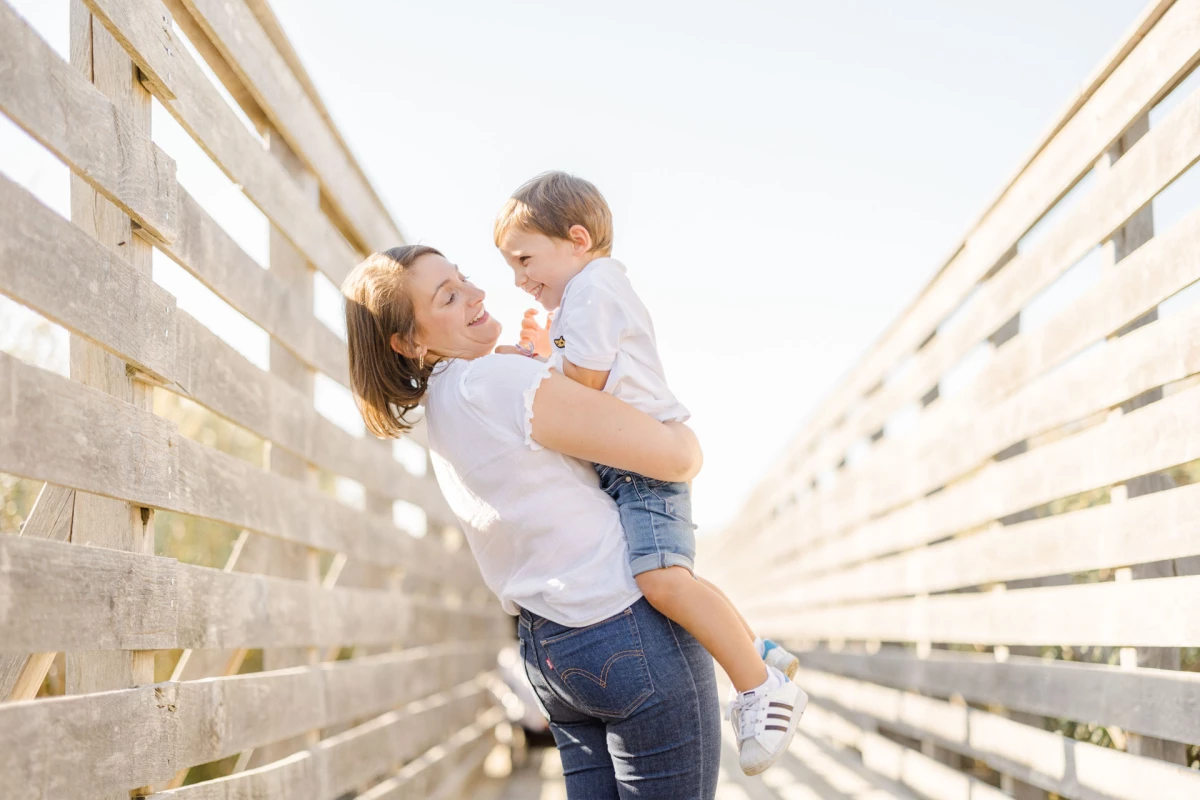 bonheur enfant sourire amour se tenir la main