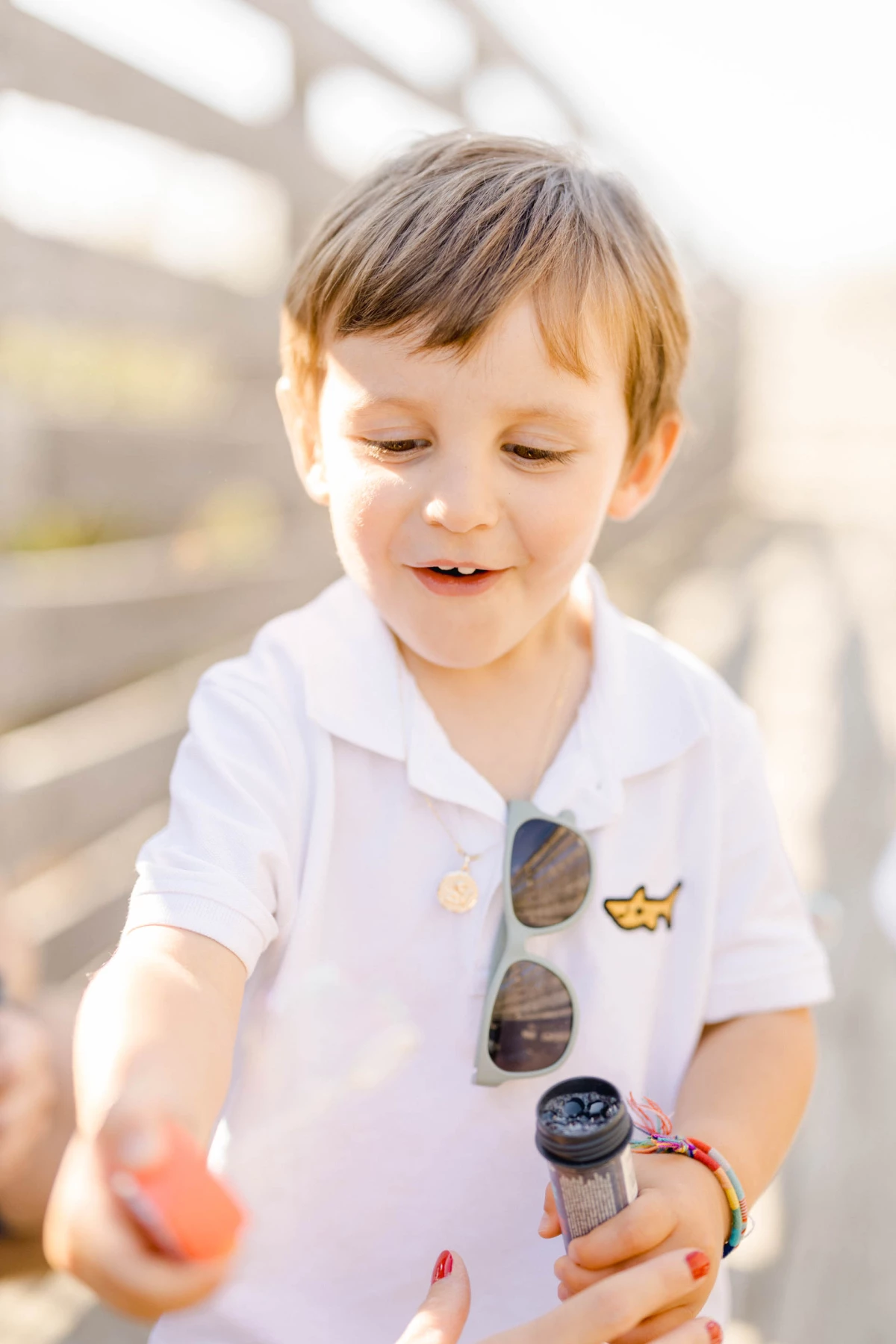 bonheur enfant sourire bouton gris