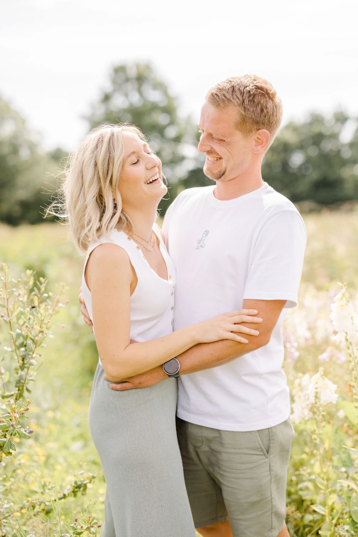 bonheur amour romance prairie se tenir la main