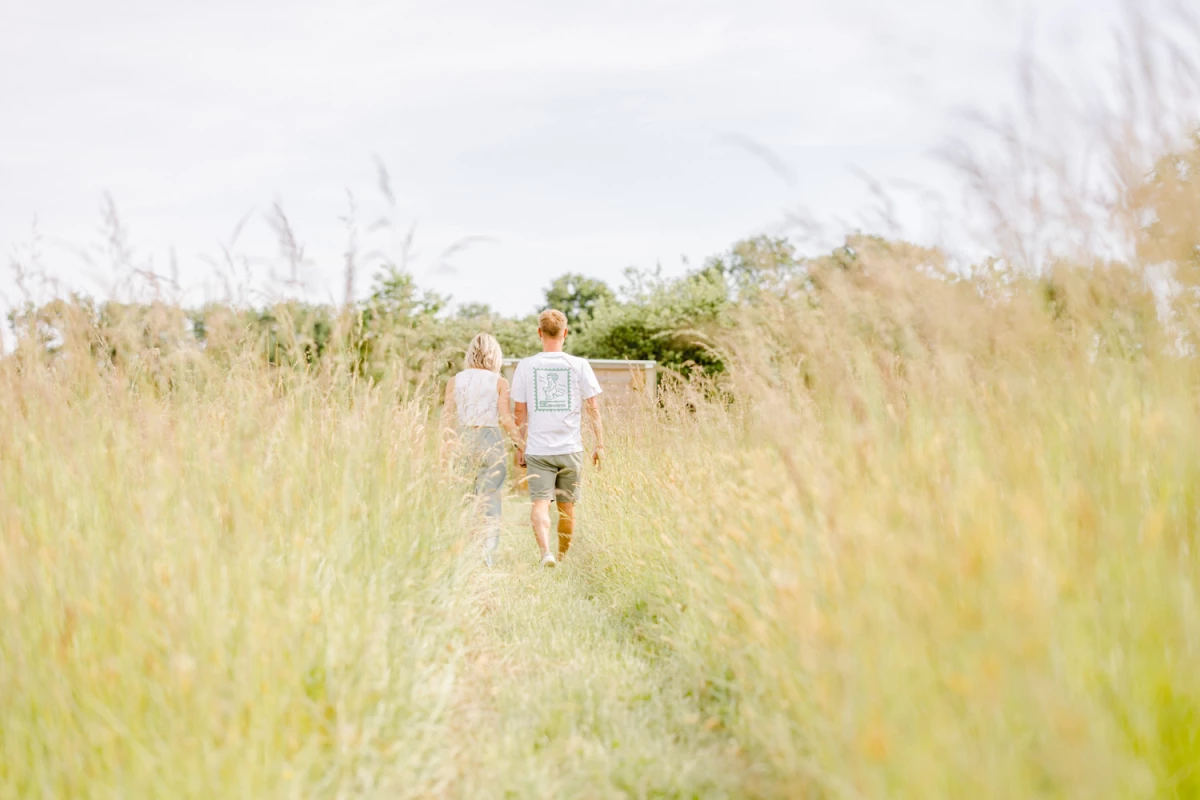 prairie bonheur champ amour se tenir la main