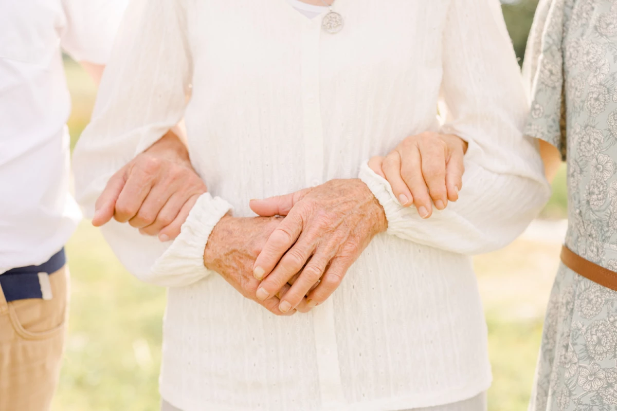 bonheur geste se tenir la main amour rose