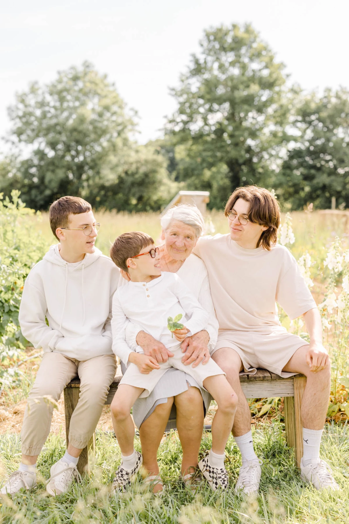 bonheur herbe prairie enfant sourire