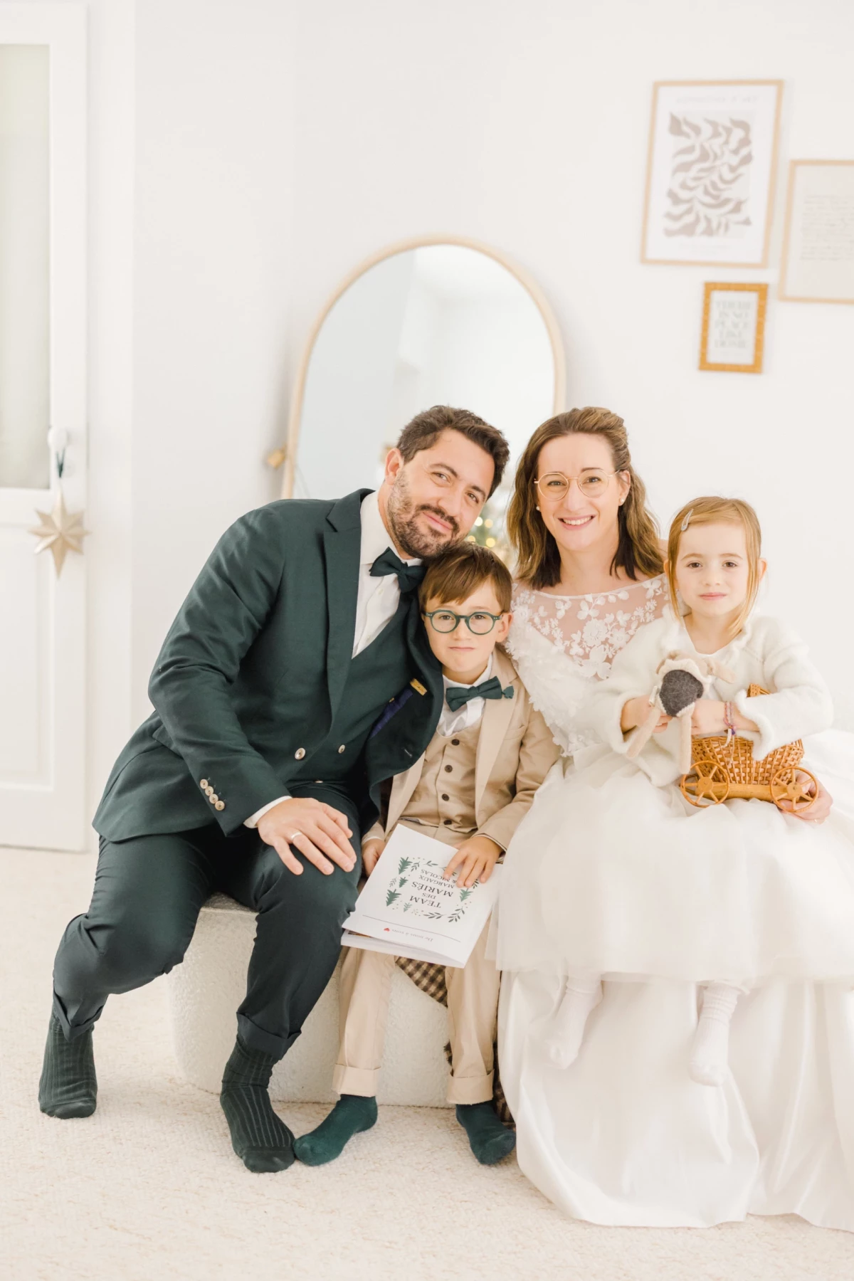Portrait de famille élégant en studio sur fond blanc avec parents et deux enfants