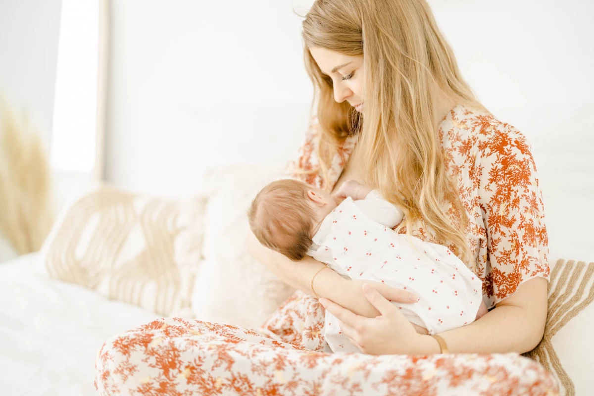 main bonheur enfant beige rose