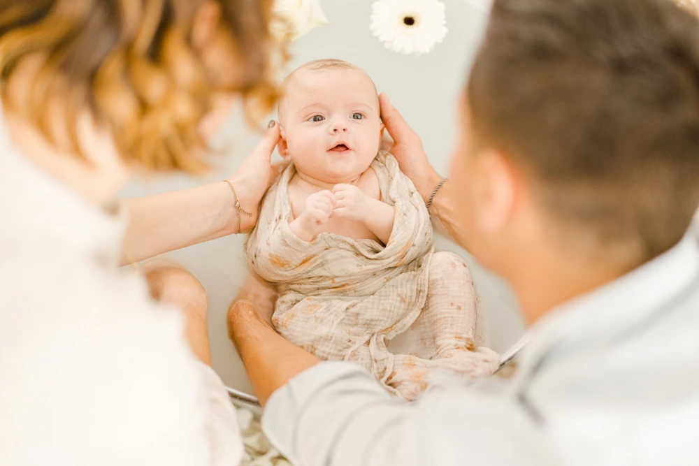 bonheur enfant amour geste marron